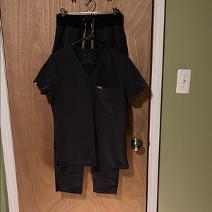 Figs Charcoal Scrub set